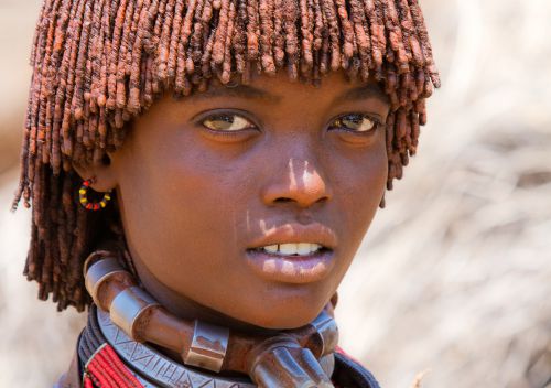 Une fille éthiopienne de la tribu Hamer