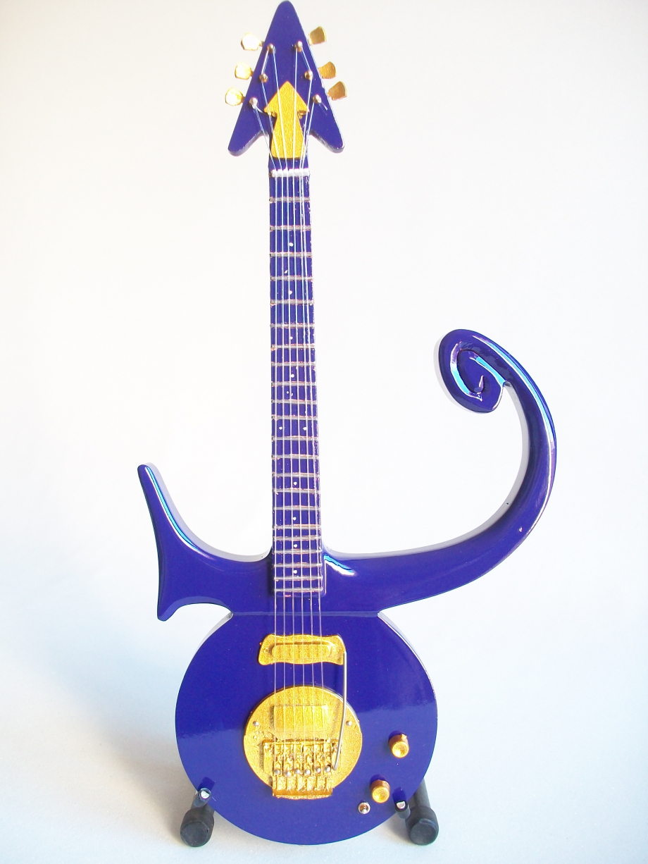 guitare miniature Prince - love symbol.JPG