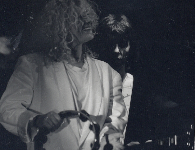 Linda Keel en concert white.jpg