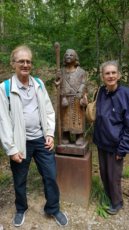 20220917 En forêt de Moladier trois pèlerins sur le chemin de St Jacques....ph.F.Cabaret.jpg