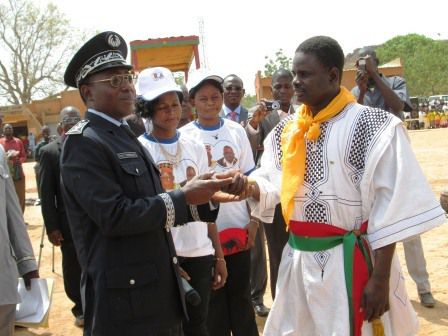 le maire Karim Sawadogo (à droite) recevant la clé de la mairie des mains du représentant de la tutelle rapproché, Salif Ouattara, Haut-Commissaire du Sanmatenga