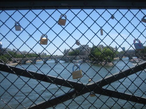 Les amours éternels sur les ponts de Paris