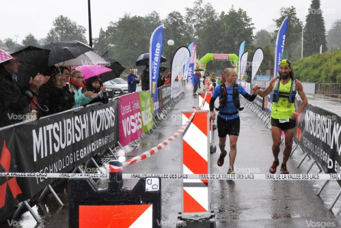 trail-de-la-vallee-des-lacs-courses-85-km-(dossard-bleu)-et-55-km-(dossard-vert)-clement-posecak-(g)-et-stephane-brogniart-(d)-photo-jean-charles-ole.jpg