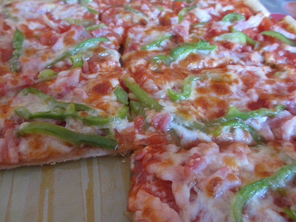 Pizza Du Jardin Tomates Herbes Poivron Oignon Lardons