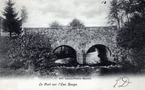 Pont sur l'eau rouge.jpg