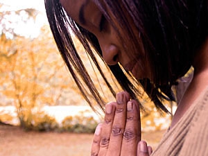 22_praying-woman.jpg
