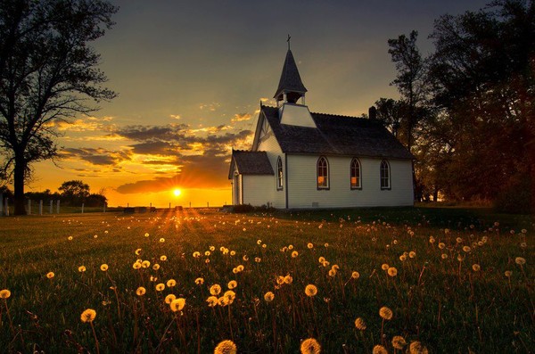 eglise-au-soleil-couchant.jpg