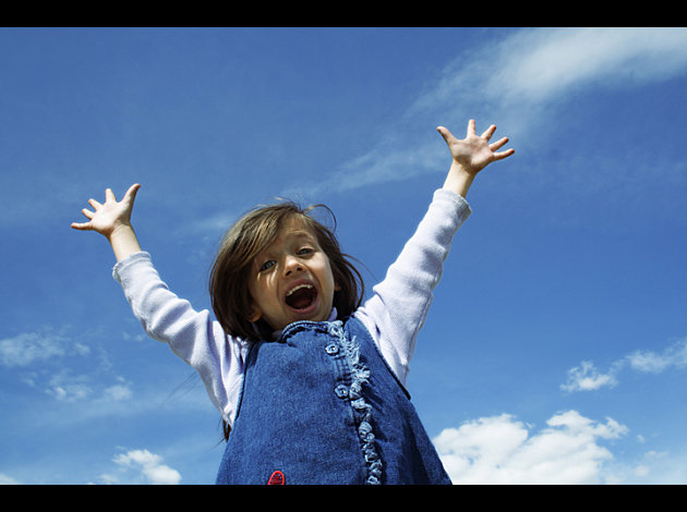 enfant-heureux-bras-au-ciel1.jpg