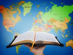 bible_devant_une_map_monde.jpg