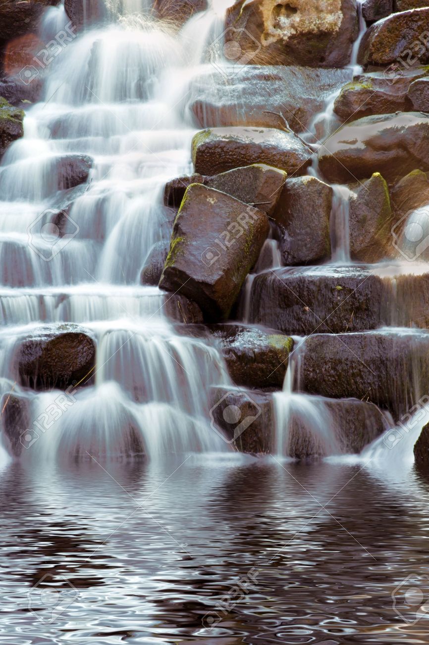 2689854-Scenic-cascade-avec-de-l-eau-coulant-sur-les-rochers--Banque-d'images.jpg