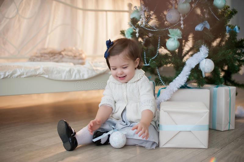 la-petite-fille-près-de-l-arbre-de-noël-avec-des-présents-se-réjouit-des-vacances-nouvelle-année-décorations-cadeau-boîte-62755744.jpg