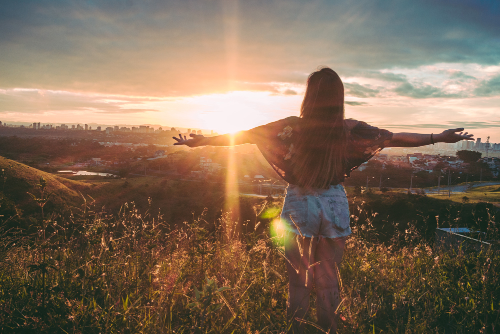 rayonner-girl-plenitude-montagne