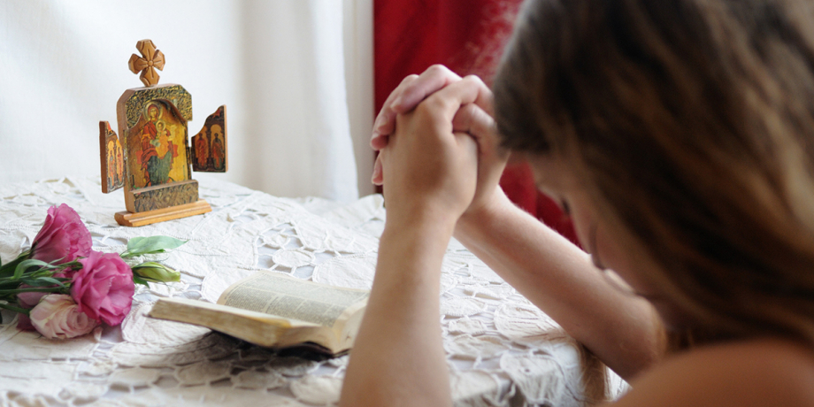 web3-young-girl-praying-at-home-france-ciric_206856