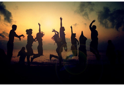 beach-friends-jump-sunset-favim_com-149698.jpg
