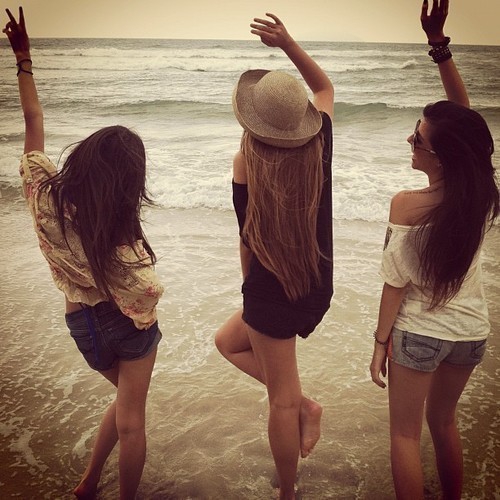 friends-at-the-beach-tumblrand-the-pearl-necklace-tumblr-we-heart-it-siigt8gt.jpg