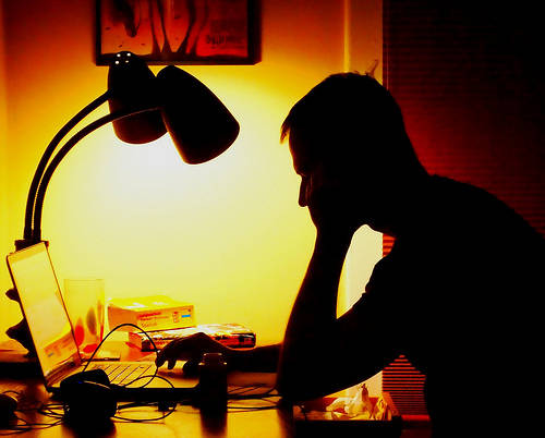 Homme devant un ordinateur