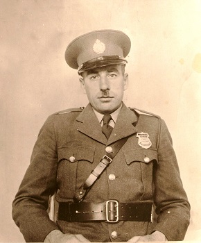 Papa 1943 police.jpg