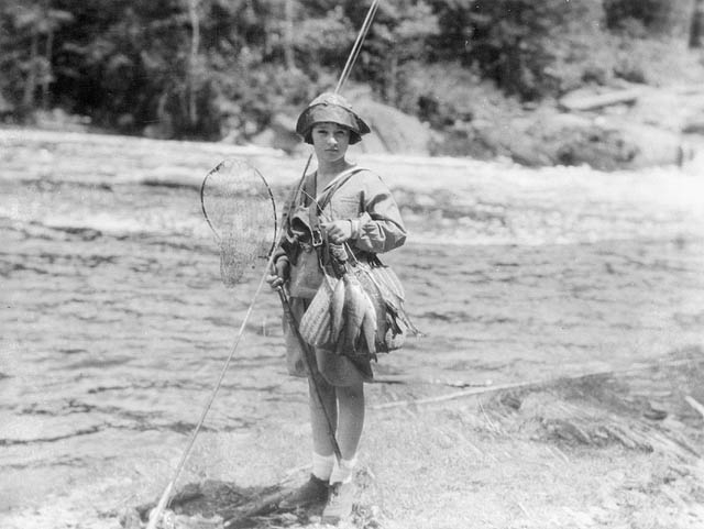 Léa pêche dans la Valin.jpg