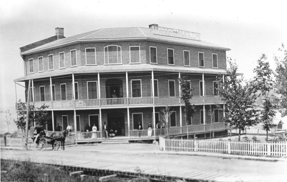 1890-Hotel Martin sur la rue Racine.jpg