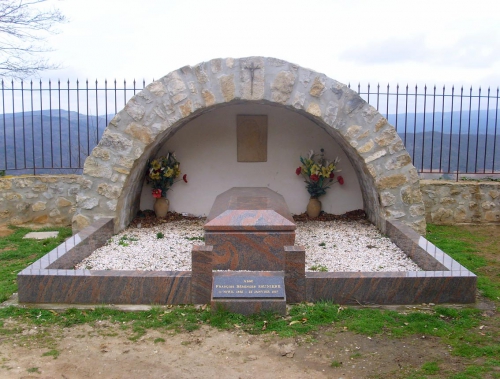 BS'sgrave.JPG