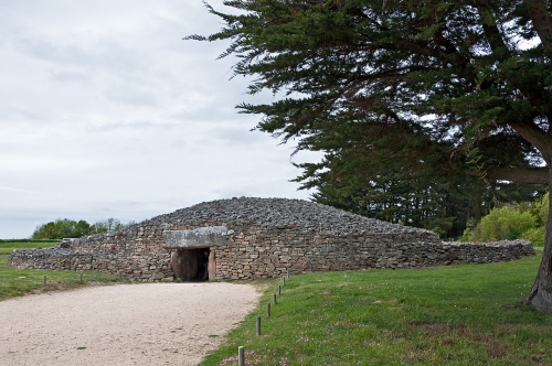 1280px-Cairn_Table_des_Marchand_Locmariaquer.jpg