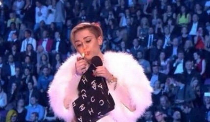 Miley Cyrus fume un joint en direct !.jpg