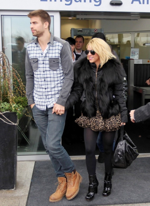 Shakira-et-son-amoureux-Gerard-Pique-arrivent-a-l-aeroport-de-Zurich-le-9-janvier-2012_portrait_w674.jpg