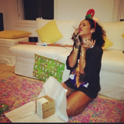 Rihanna fume un joint à Noël.jpg