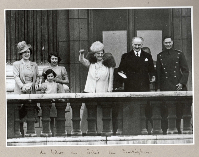 Visite Londres balcon Buckingham mars 1939.jpg