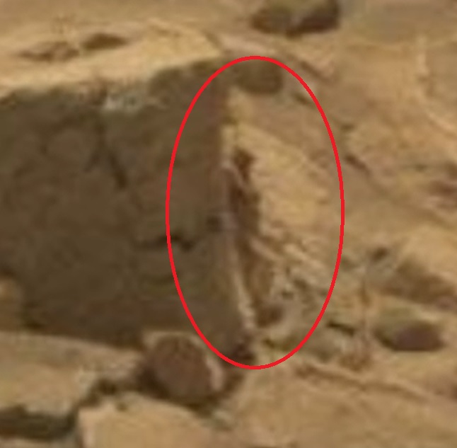 Alien derrière rocher Mars.jpg