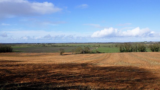 2 UTL petite marche Moragne  Boisrond Vue vers la vallée de la Charente et le village de Genouillé au fond.jpg