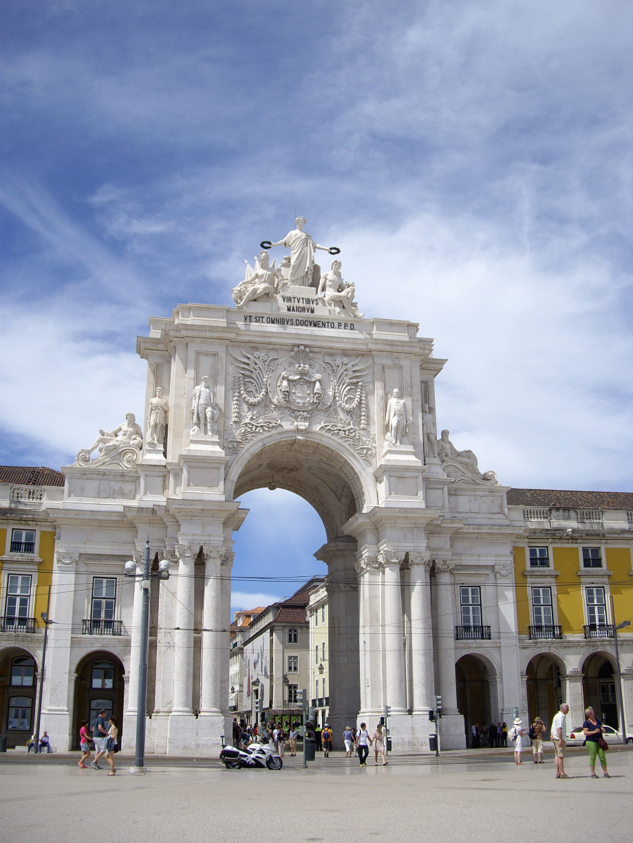 UTL 26 Lisbonne Place du Commerce mai 2014