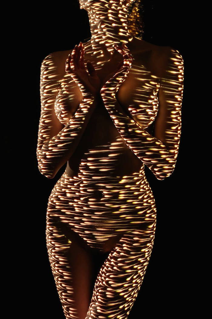light_patterns_on_naked_women_07.jpg