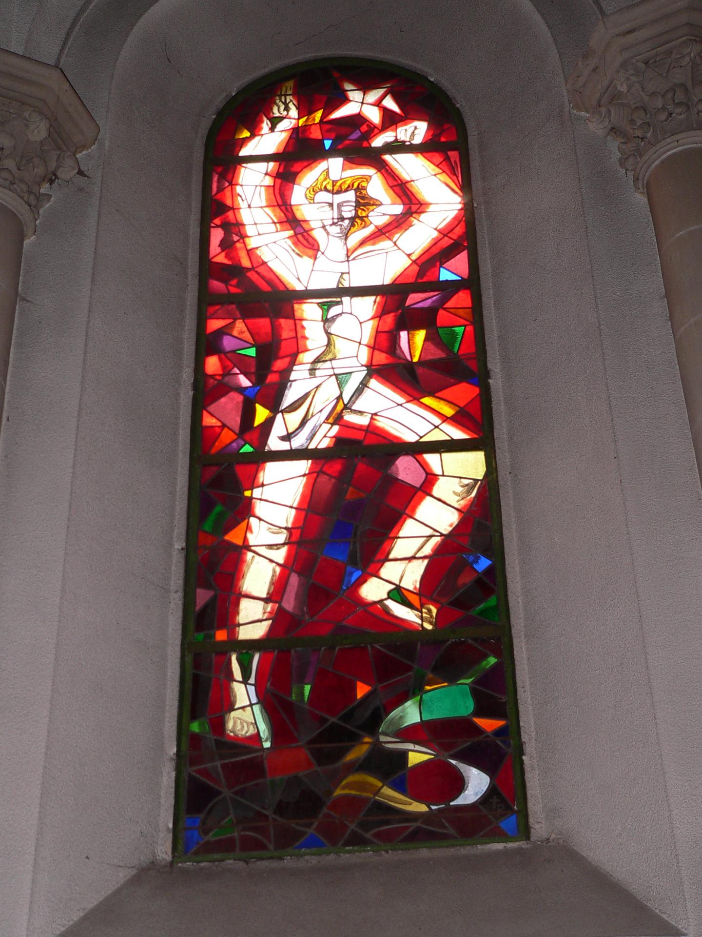Vitrail de la Résurrection crée par l'artiste Tristan Ruhlmann dans les années 50 pour la fenêtre centrale du chœur de l'église protestante de Bitche.