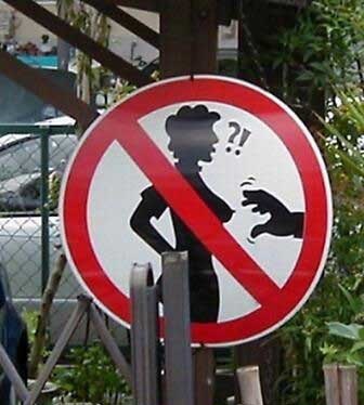 panneau-de-signalisation-insolite-un-panneau-d-interdiction-de-toucher-les-tetons-des-femmes.jpg