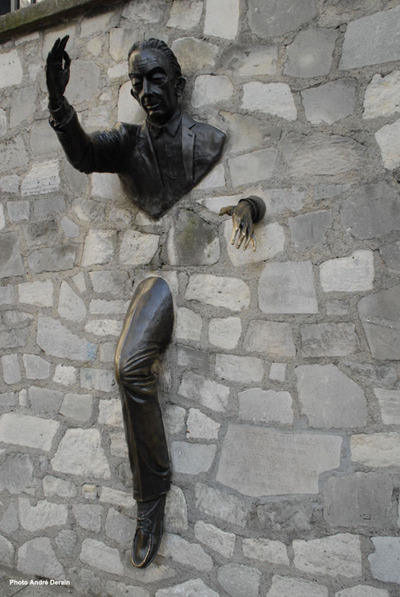 Le Passe Muraille une sculpture de Jean Marais.jpg