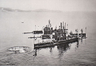 Au premier plan le sous-marin Grondin de la classe Naïade.jpg