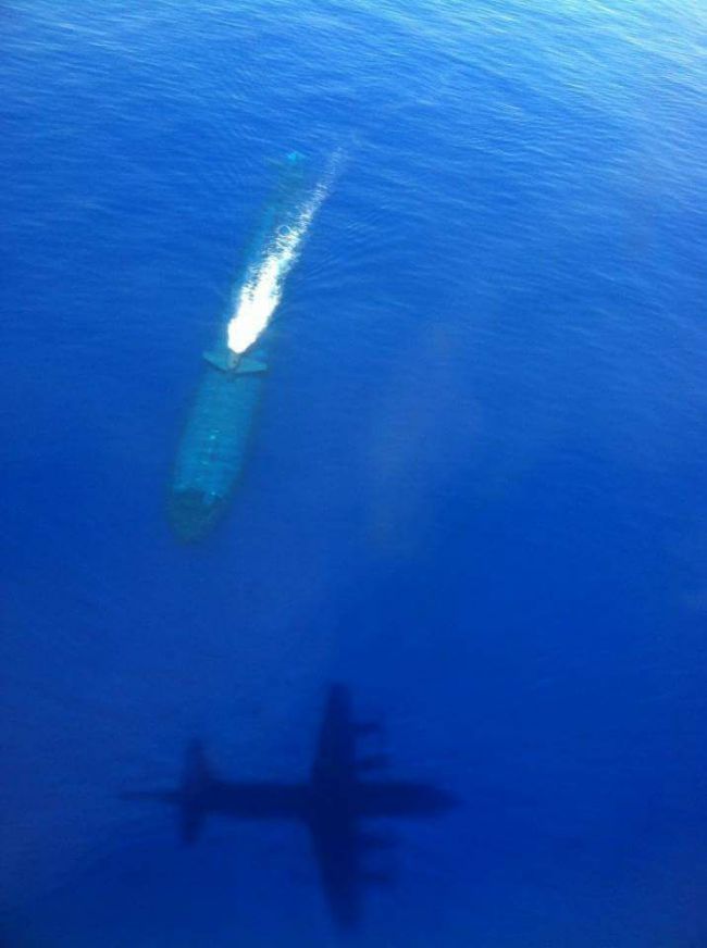 Par mer calme, quand le sous-marin navigue près de la surface il peut être vu par un avion de patrouille maritime...!