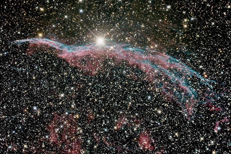 J’ai voulu ensuite avoir plus de détails sur les deux parties extrêmes de la nébuleuse en commençant par NGC 6960, aussi appelée nébuleuse du Balai de Sorcière ou Petite Dentelle.
J’ai fait un premier essai sans filtre mais la nébuleuse étant dans le sillage de la Voie Lactée, les étoiles très nombreuses ont tendance à l’ensevelir.
Télescope Ritchey-Chrétien 203/1624, Réducteur 0,67x, caméra ASI260MC, 40x180s (2h de pose).