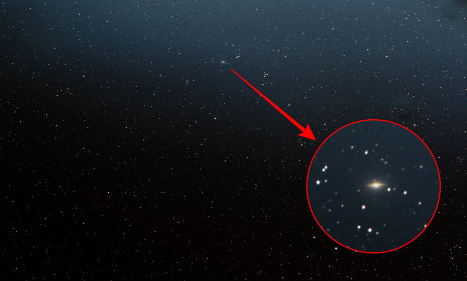 La même cible que la photo précédente (M104 ou galaxie du Sombrero) que j'ai voulu essayer à l'APN, c'est tout petit mais j'aime bien ce genre de photo ! On devine la forte luminosité de la Lune juste au dessus
APN Sony A7III défiltré, objectif Samyang 135 f/1.8, monture mécanique Minitrack 4 - 80x30s (40mn)