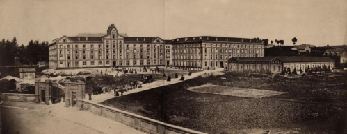 palais-social-du-familistere-de-guise-a-lachevement-du-pavillon-central-en-1865-photographie-anonyme-coll-familistere-de-guise-133.jpg