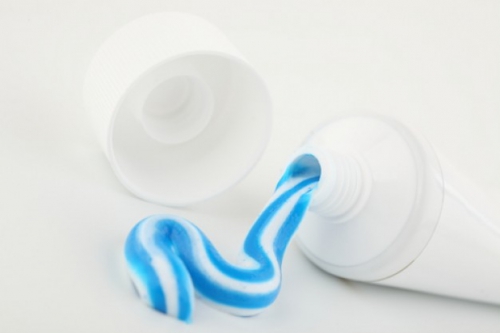 dentifrice-brossage--par-voie-orale--dentifrice-bleu_3304596.jpg