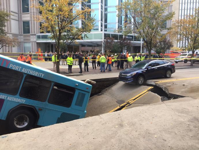 a0c9f016-pa-bus-sinkhole-3.jpg