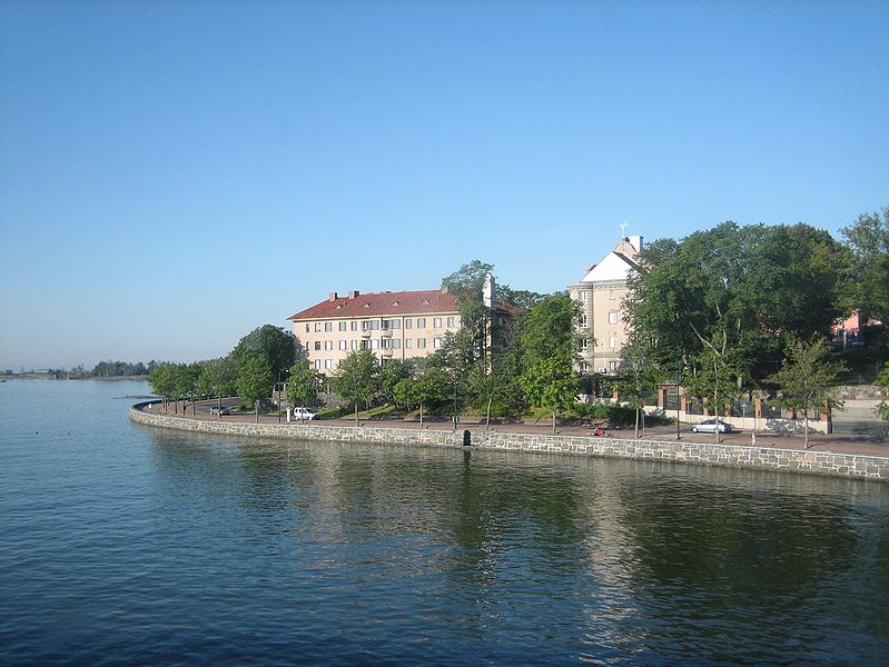 File:Kaivopuisto residences from the sea.jpg