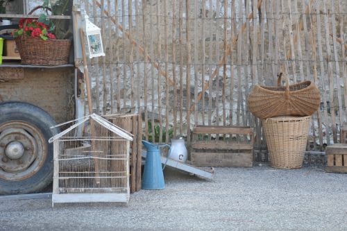 Le bazar de la tribu d'Olga, fourgueuse d'alcool et marquerelle