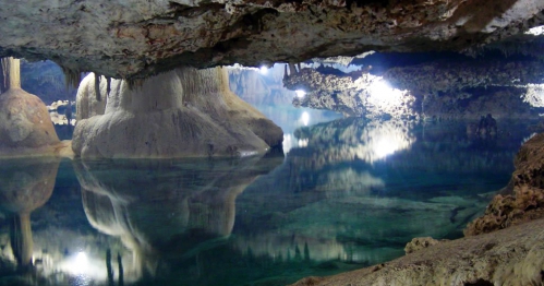 eau-reservoir-souterrain-immense-caverne.jpg