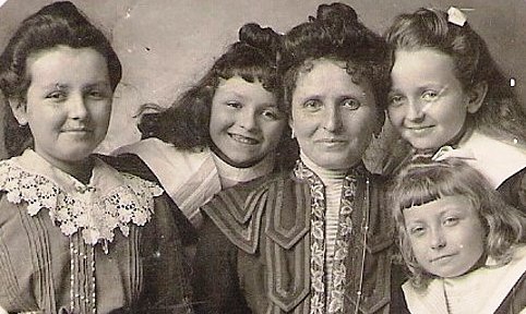 1901 Anna Vautrin et ses filles Original recadre.jpg