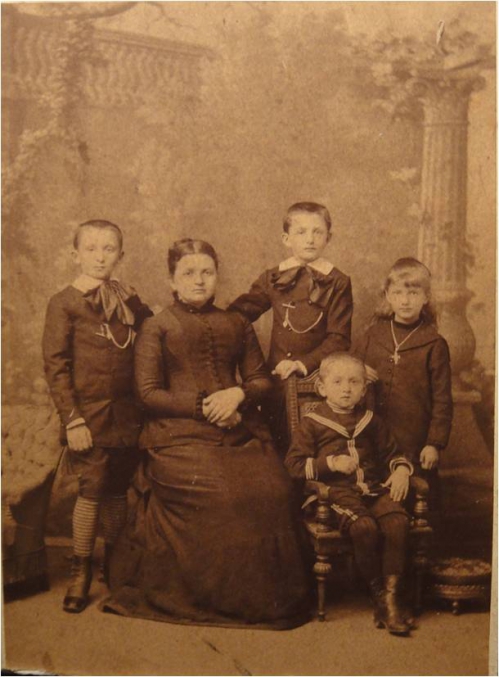 1884 Clementine Cuny et ses enfants.jpg