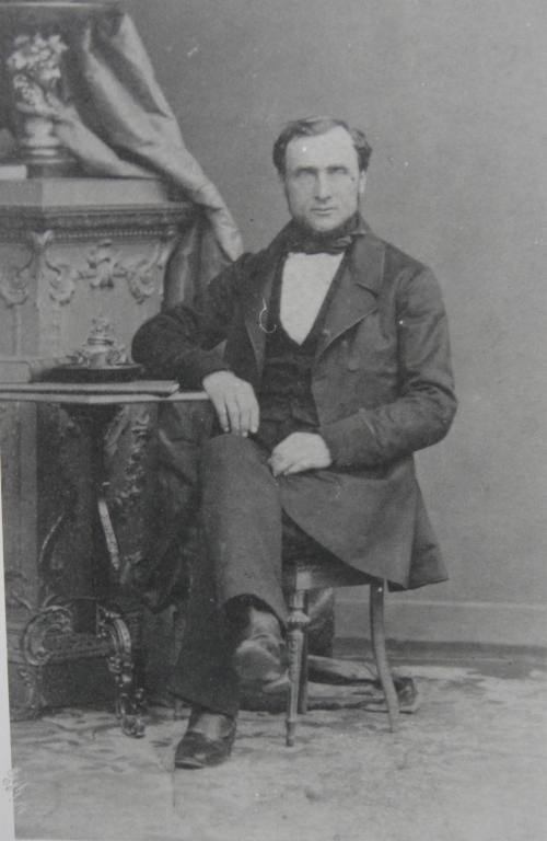 1860 Perrin Gérard-Georges assis Vers 1860 Recadre.jpg