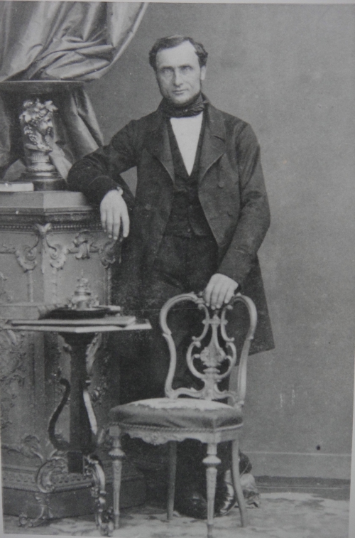 1860 Perrin Gérard-Georges debout Vers 1860 Recadre.jpg